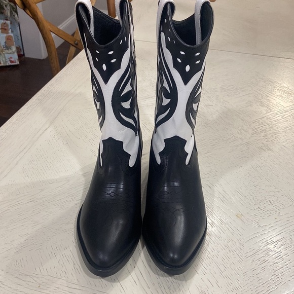 NWOT - Steve Madden Women’s Leather Almond Toe Cowboy Boots - Picture 4 of 7